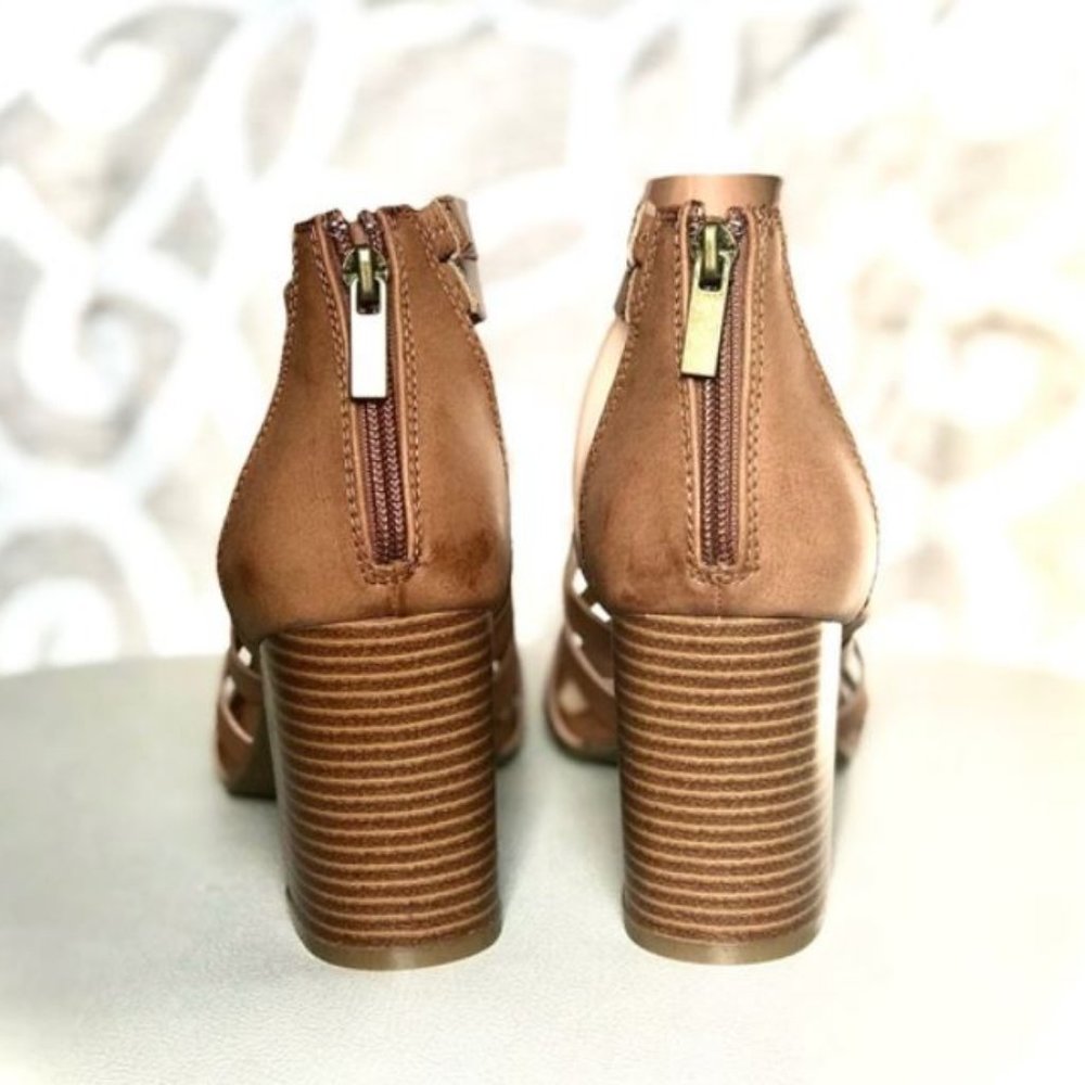 1 LEFT! Sz 7 Vegan Leather Stacked Heel Sandals - Picture 3 of 3